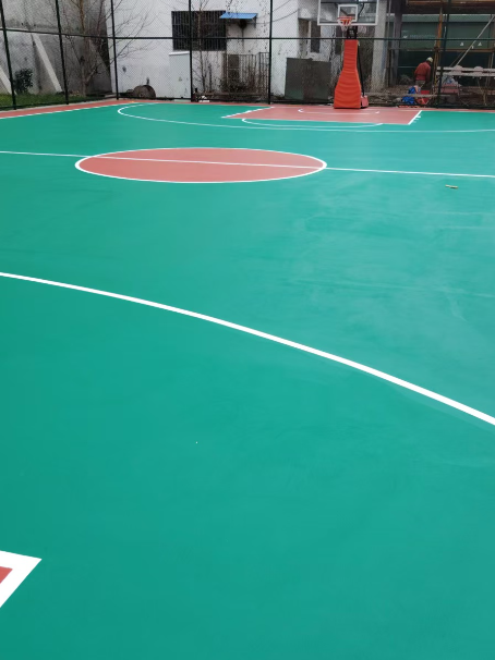 吉首 球场长期使用易出现地面开裂